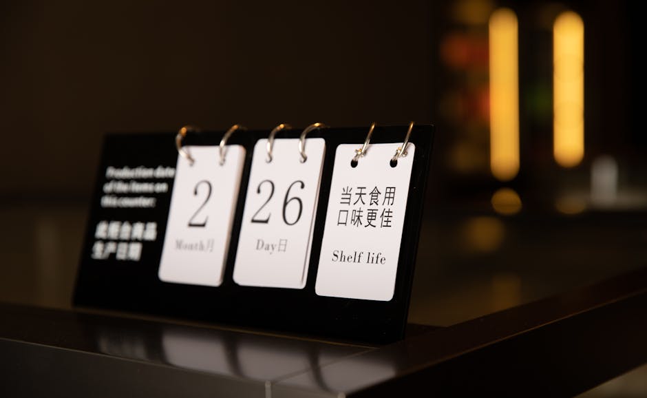 Bilingual shelf life indicator showing month and day with English and Chinese text